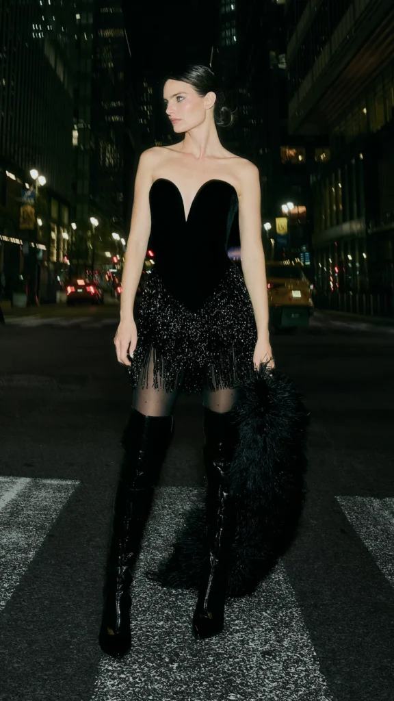Gorof vestido corto negro en terciopelo de seda con escote corazón y flecos de cristales para noche y fiesta