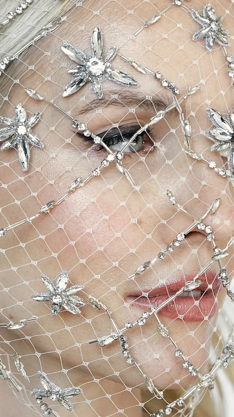Leonie Hanne viste Gorof para la revista Marie Claire USA