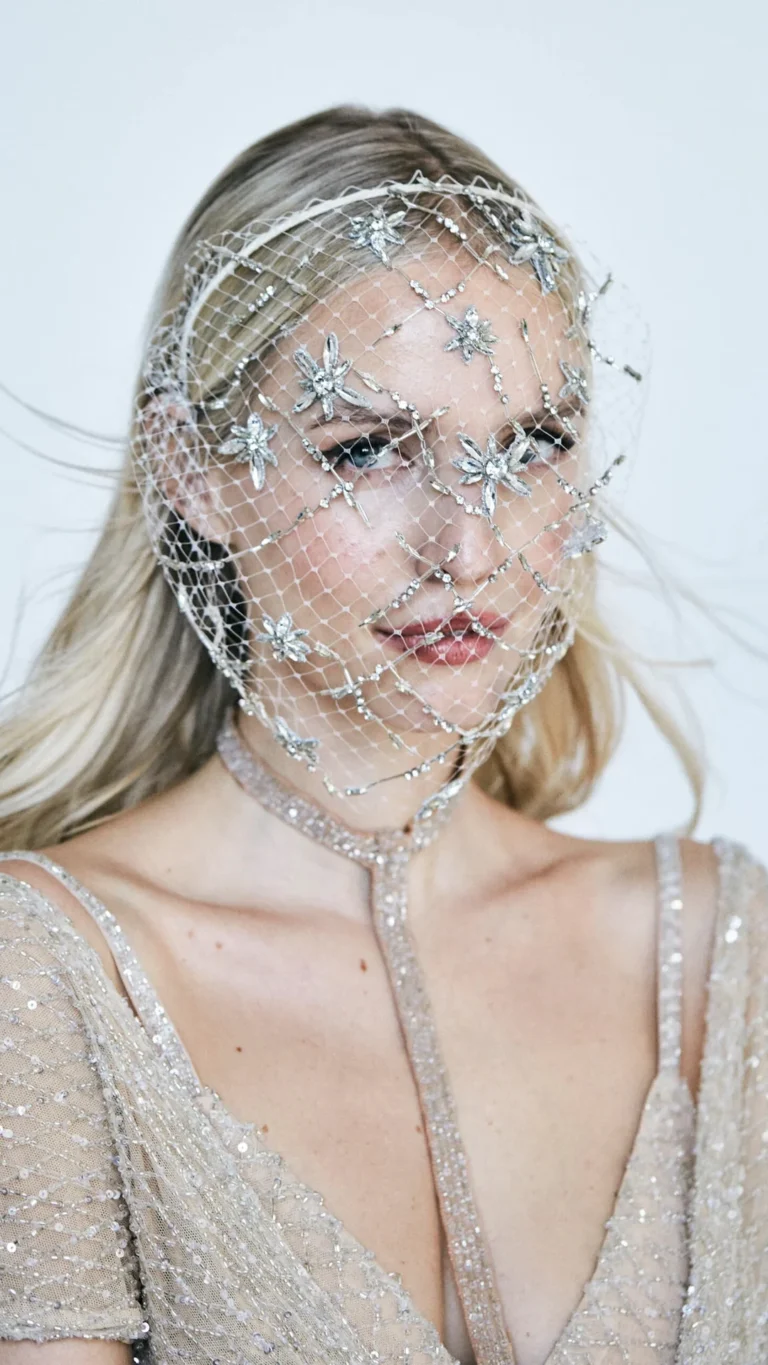 Leonie Hanne viste Gorof para la revista Marie Claire USA
