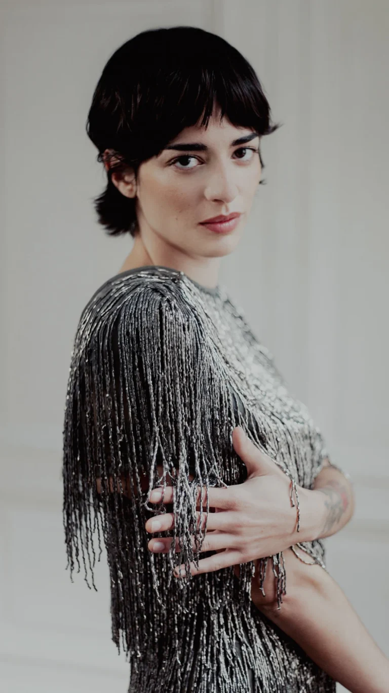 Zoe Gotusso viste Gorof para la portada de la revista Marie Claire Argentina